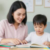 Ibu memantau anak kecil yang sedang membaca buku di rumah dengan penuh perhatian.