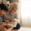 Anak Asia umur 4–6 membaca buku bergambar dengan ibu bapa di rumah, suasana tenang dan ceria.