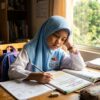 Kanak-kanak kelihatan letih ketika belajar di meja belajar