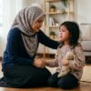 Anak Asia kelihatan sebak selepas ditegur ringan, ibu bapa duduk setaraf mata anak dan menenangkan dengan lembut.