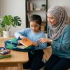Ibu bapa Asia menunjukkan cara menyusun buku dan alat tulis ke dalam beg sekolah, manakala anak melakukannya sendiri dengan tenang.