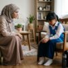 Ibu bapa Asia memerhati anak berseragam sekolah yang kelihatan murung dan diam selepas pulang dari sekolah.