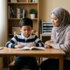 Anak Asia membaca buku di meja dengan wajah tegang dan banyak berhenti, ibu bapa memerhati dengan tenang.