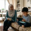 Anak Asia kelihatan tegang dan terlalu fokus pada skrin, manakala ibu bapa memerhati dengan tenang di ruang tamu rumah.