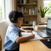 Kanak-kanak mengikuti kelas online dengan fokus di ruang belajar yang kemas