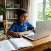 Kanak-kanak menggunakan komputer riba untuk pembelajaran online di rumah