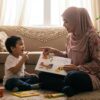 Ibu dan anak Melayu melakukan aktiviti menyeronokkan selepas membaca cerita rakyat di ruang membaca rumah.