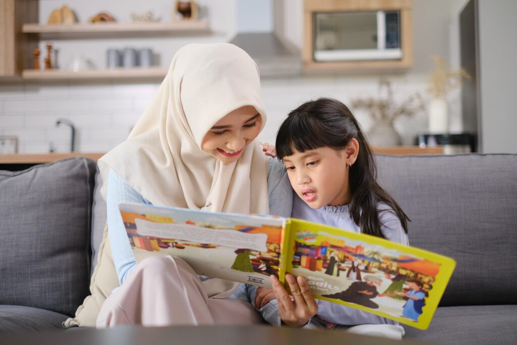 Kanak-kanak Melayu menceritakan semula kisah cerita rakyat kepada ibunya di rumah.