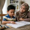 Anak mengenal huruf tetapi kelihatan keliru apabila cuba membaca perkataan mudah.