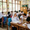 Seorang murid Melayu kelihatan keliru ketika cikgu memberi arahan di dalam kelas.