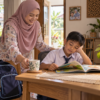 Anak mengikuti rutin membaca selepas pulang dari sekolah bersama ibu.
