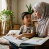 Anak Melayu bertanya maksud perkataan ketika membaca bersama ibu bapa.
