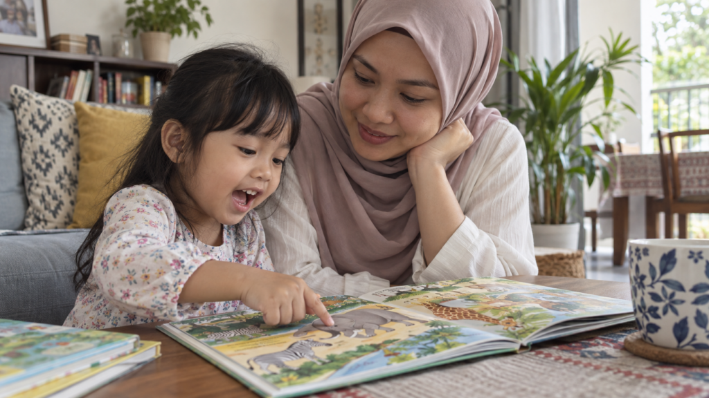 Anak berbual dengan ibu tentang ilustrasi buku.